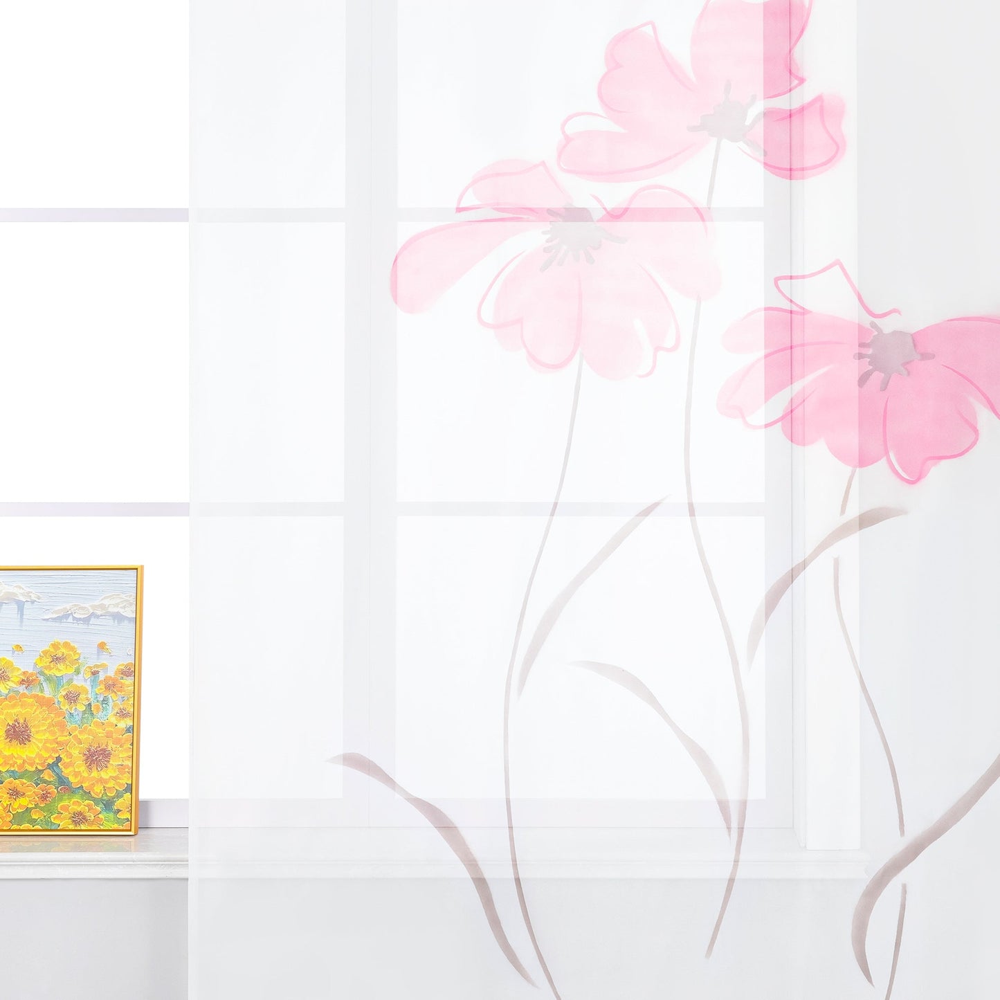 Das Bild zeigt einen Vorhang mit bedruckten, pinken Blumenmustern. Der Vorhang ist halbtransparent, und das Design ist schlicht und elegant. Auf dem Fensterbrett steht ein lebendiges Gemälde, das ebenfalls Blumenmuster zu zeigen scheint. Insgesamt vermittelt die Szene ein frisches und sanftes Gefühl.