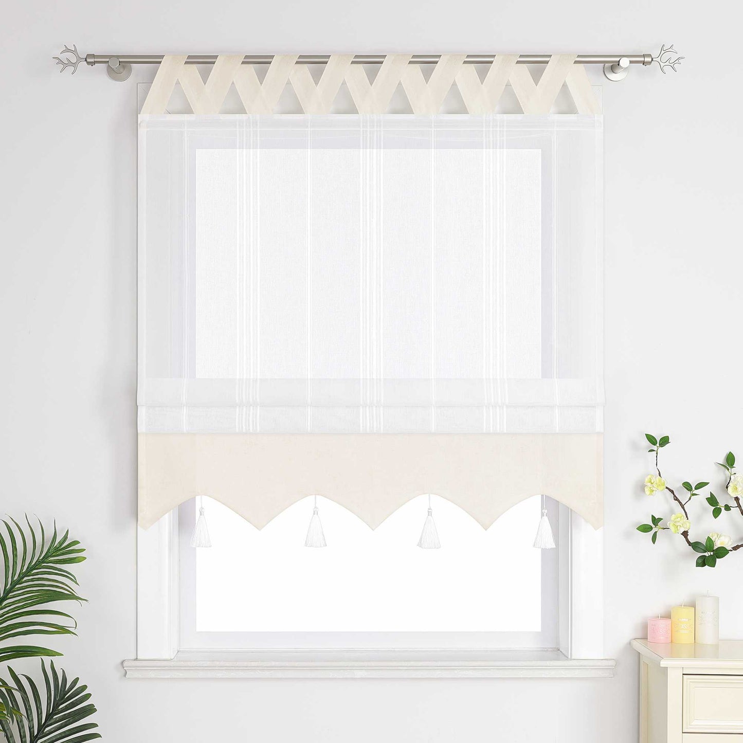Beige und weisse Raffrollo Gardine mit Quasten und Schlaufen, halbgeschlossene Vorhänge können Fenster nicht vollständig abdecken, - perfekt für eine stilvolle Fensterdekoration.