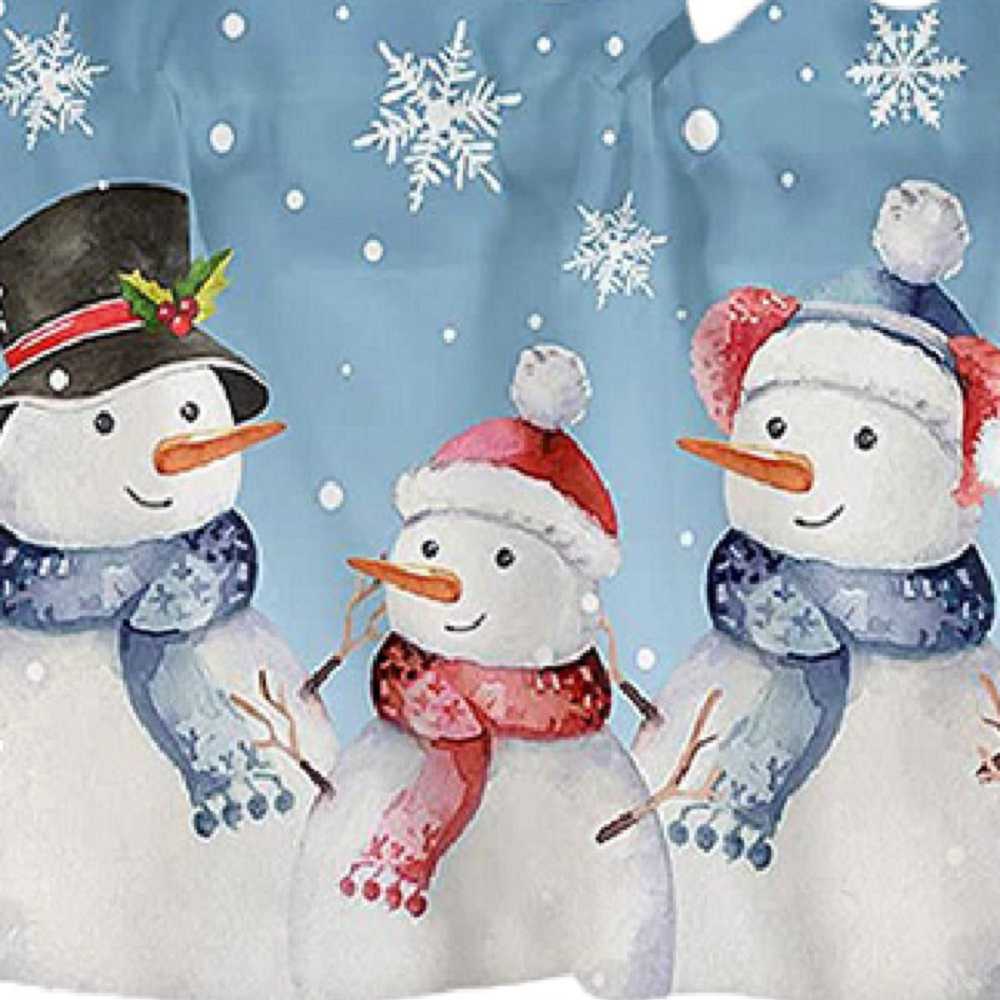 Der Schneemann auf der Weihnachts-Scheibengardine ist liebevoll gestaltet und trägt eine festliche rote Mütze und eine gestreifte Schal. Diese Details wurden präzise mit Drucktechnik auf den Stoff aufgebracht, wodurch der Schneemann lebendig wirkt und eine besonders gemütliche und fröhliche Atmosphäre schafft. Die Schneeflocken, die um den Schneemann verteilt sind, verstärken das winterliche Gefühl und machen die Gardine zu einem echten Blickfang.