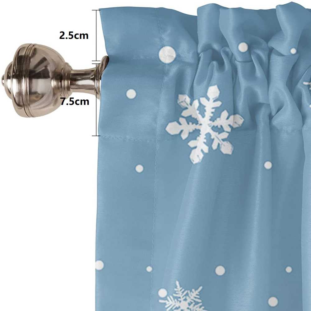 Der Stangendurchzug der Weihnachts-Scheibengardine ist präzise verarbeitet und bietet eine Länge von 7,5 cm, die es ermöglicht, die Gardine mühelos auf der Stange zu befestigen. Diese praktische Länge des Durchzugs sorgt für eine einfache Handhabung und eine stabile Aufhängung der Gardine. So können Käufer sicherstellen, dass die Gardine perfekt an ihrer Gardinenstange hängt und eine gleichmäßige, festliche Dekoration bietet.