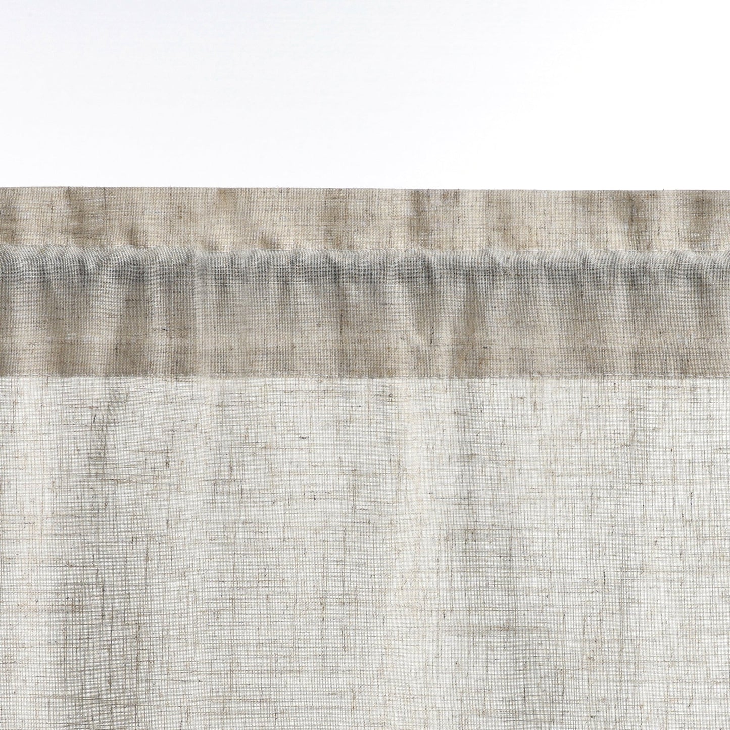 Dies ist ein Detailbild des Vorhangstoffs. Der Stoff hat eine cremeweiße Farbe und eine grobe Textur, die an Leinen erinnert und einen natürlichen, rustikalen Charme ausstrahlt. Die gleichmäßigen Falten am oberen Rand erleichtern das Aufhängen des Vorhangs und sorgen für einen natürlichen Fall, der eine gemütliche Atmosphäre schafft und perfekt für eine minimalistische, natürliche Inneneinrichtung geeignet ist.