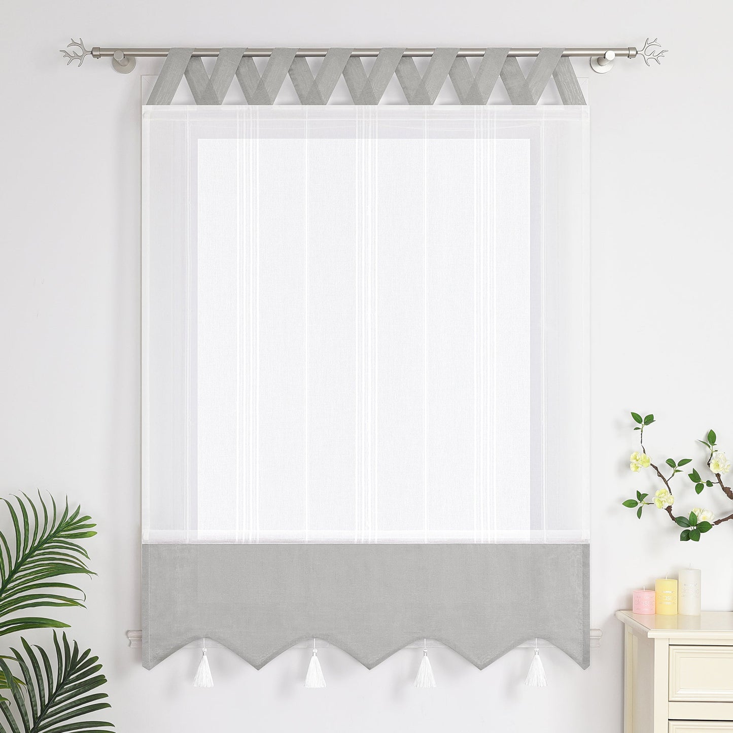 Graue und weisse Raffrollo Gardine mit Quasten und Schlaufen, vollständig geschlossene Raffrollo-Gardinen zur vollständigen Abdeckung des Fensters - perfekt für eine stilvolle Fensterdekoration.