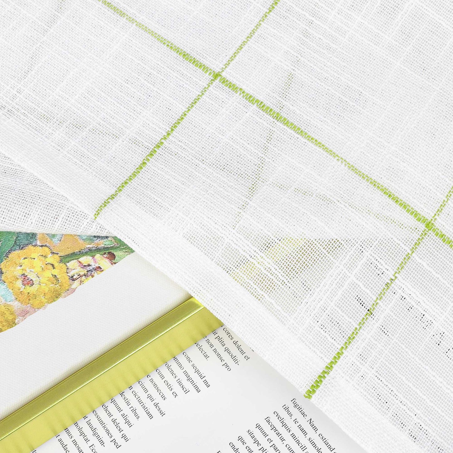 Dies ist ein Stück Stoff. Das Grundstück ist weiß, und es gibt hellgrüne Linien, die ein Gitternmuster bilden. Hinsichtlich der Textur handelt es sich um Leinen, der atmungsaktiv ist und eine unpretentiöse Textur hat.