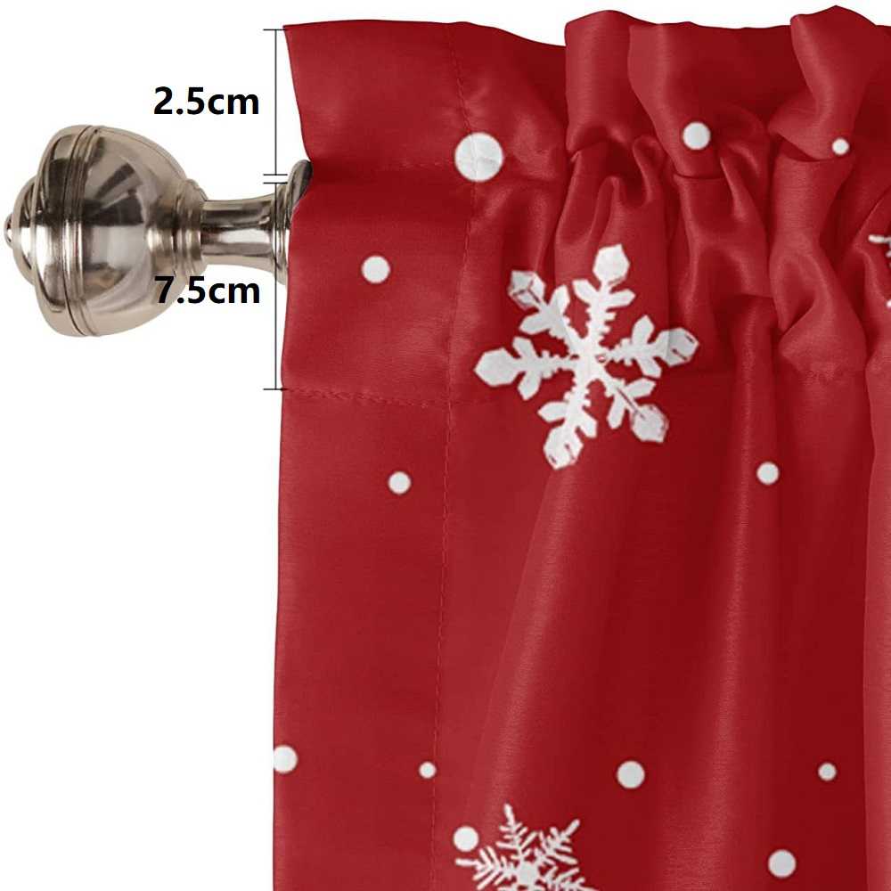 Der Stangendurchzug der roten Weihnachts-Scheibengardine hat eine Länge von 7,5 cm und sorgt für eine stabile Befestigung der Gardine an der Stange. Die Öffnung ist präzise genäht, wodurch die Gardine mühelos aufgezogen und gleichmäßig auf der Stange aufgehängt werden kann. Diese Länge ermöglicht eine einfache Handhabung und sorgt für eine elegante Drapierung der Gardine, die Ihre festliche Fensterdekoration perfekt zur Geltung bringt.