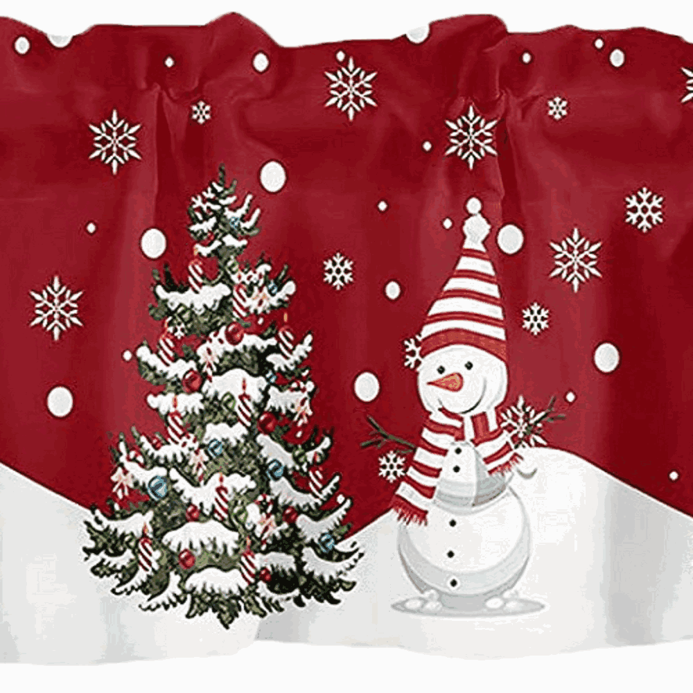 Im Zentrum der Gardine befinden sich ein Schneemann mit rotem Schal und eine prächtige Weihnachtsbaum-Stickerei. Beide Motive sind von sanften Schneeflocken umgeben, die der Szene eine festliche und winterliche Stimmung verleihen.