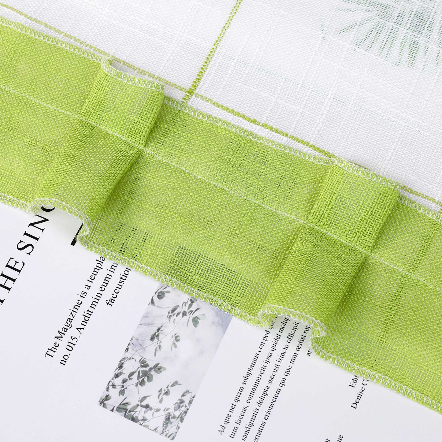 Dies ist ein grüner gefältelter Dekorierband, dessen Material Polyester ist. Es hat feine Nahten am Rand und regelmäßige Faltenstrukturen, mit einer frischen Farbe.