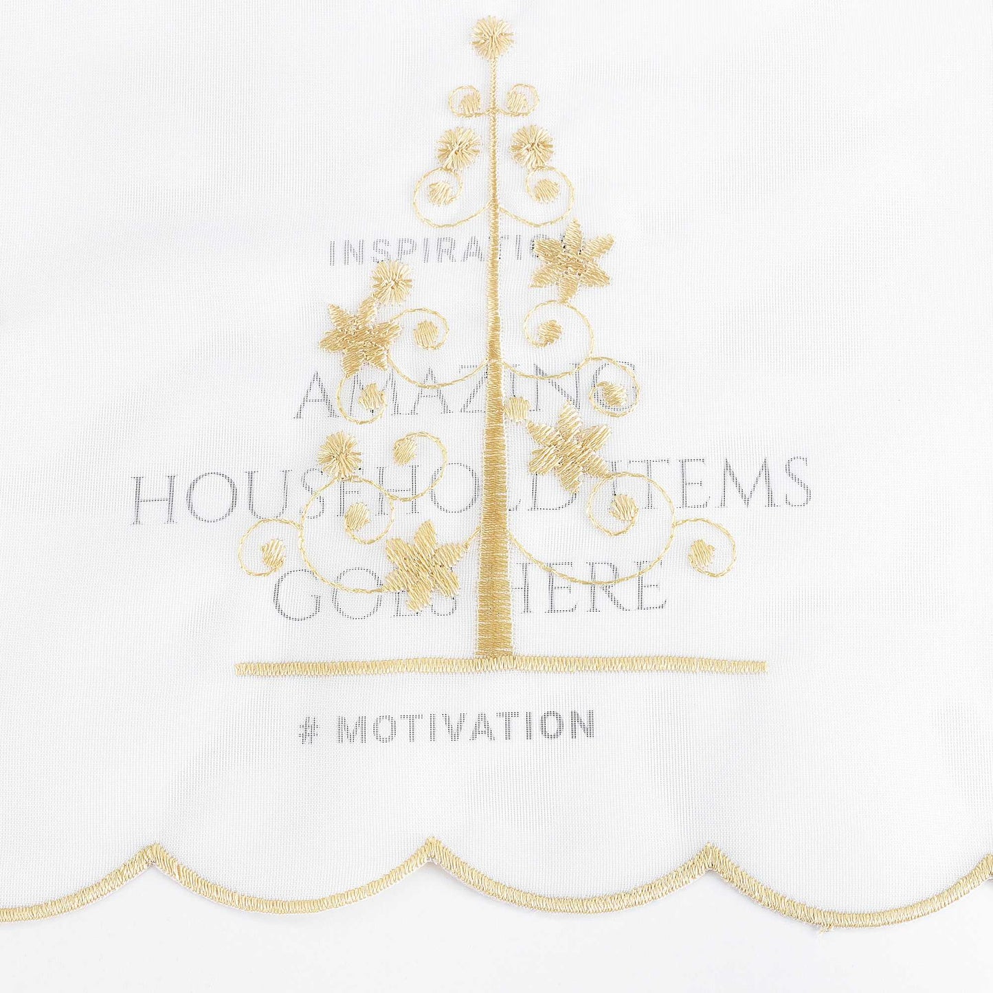 Die goldene Weihnachtsbaum-Stickerei ist mit gleichmäßigen Stichen und fein ausgearbeiteten Details gefertigt, was das Design besonders edel und festlich macht.