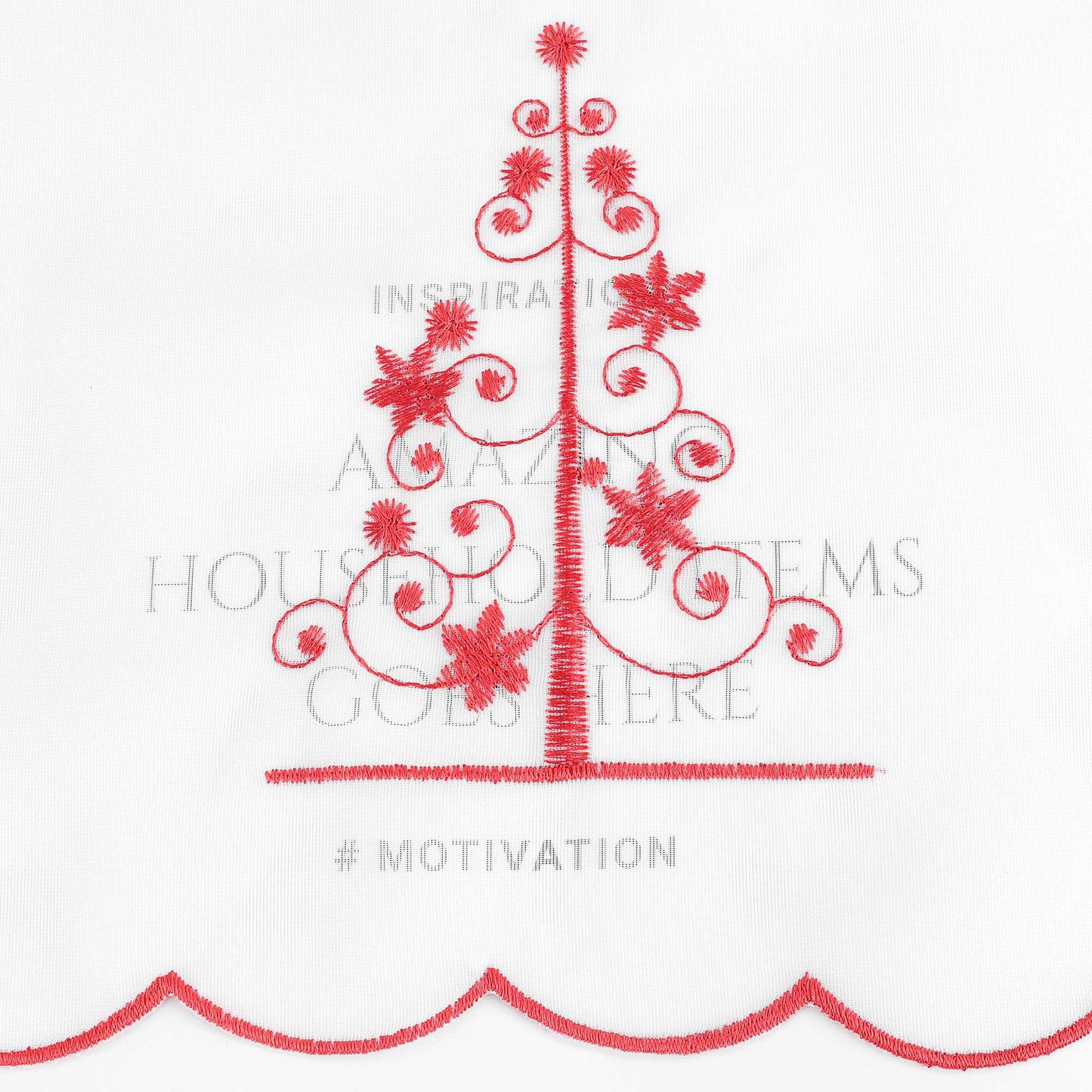 Die rote Weihnachtsbaum-Stickerei ist detailliert und gleichmäßig gearbeitet, mit feinen, präzisen Stichen, die das festliche Design lebendig und edel erscheinen lassen. Jedes Element des Baums, von den Zweigen bis zu den Verzierungen, wurde sorgfältig gestaltet, um eine festliche und einladende Atmosphäre zu schaffen.