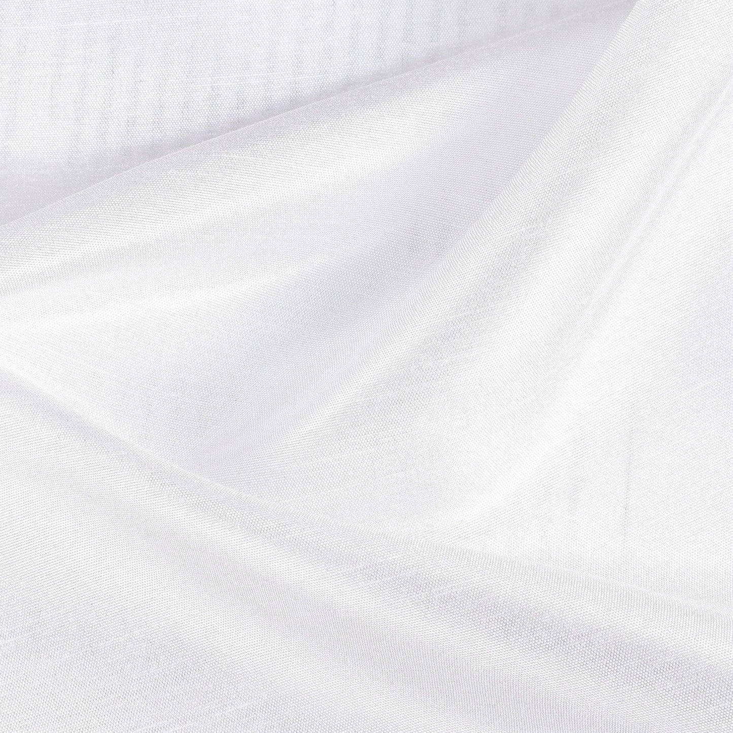Der weiße Stoff liegt glatt auf der Fläche, bildet sanfte Falten und zeigt die weiche Textur, Atmungsaktivität und Eleganz des Materials.