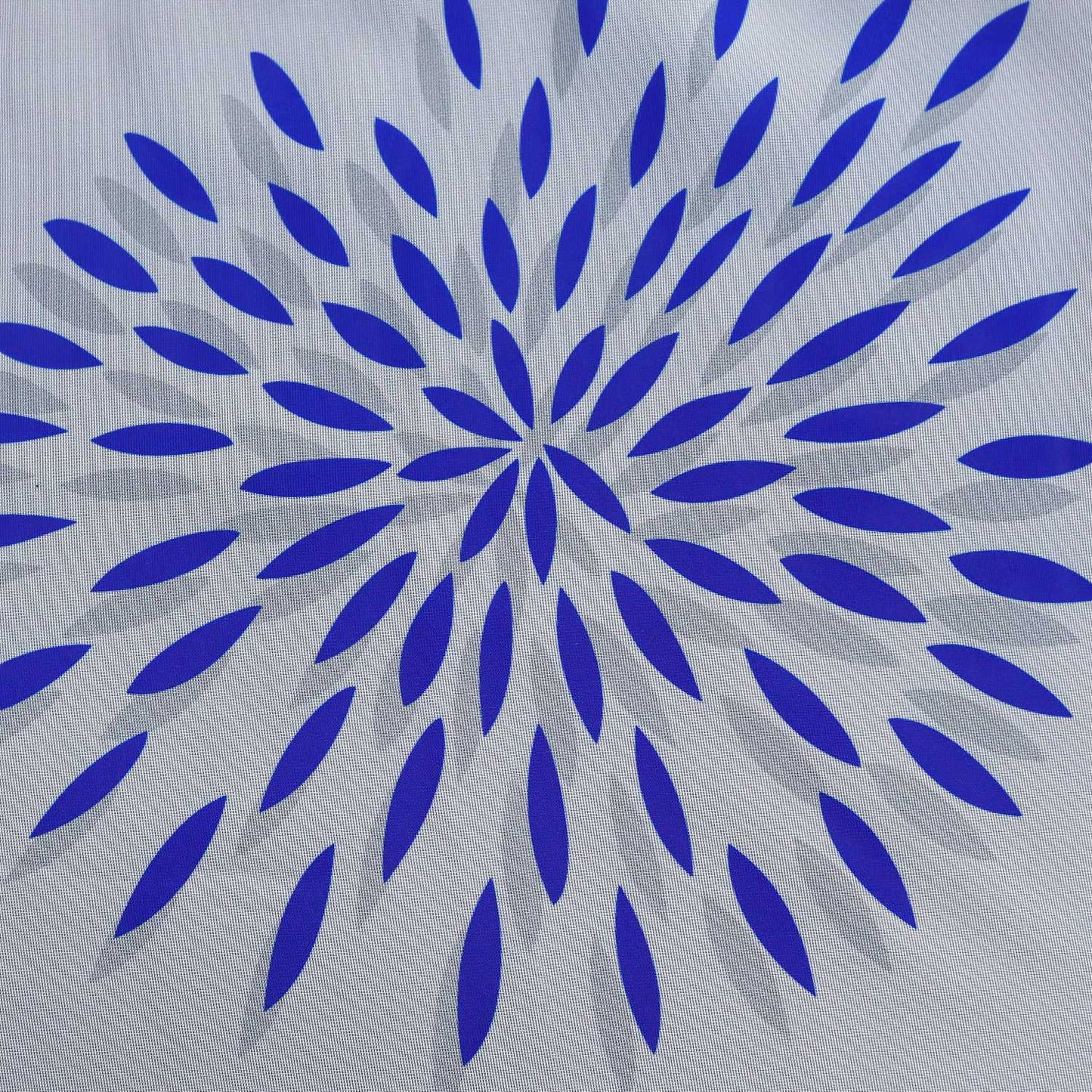 Das blaue Feuerwerksmuster auf der Scheibengardine ist in präziser Drucktechnik aufgebracht. Die lebendigen blauen Muster heben sich deutlich vom Stoff ab und verleihen der Gardine eine festliche und dynamische Ausstrahlung. Die feinen Details der Drucktechnik sorgen für eine klare, scharfe Darstellung des Designs, das den Raum dekorativ bereichert.