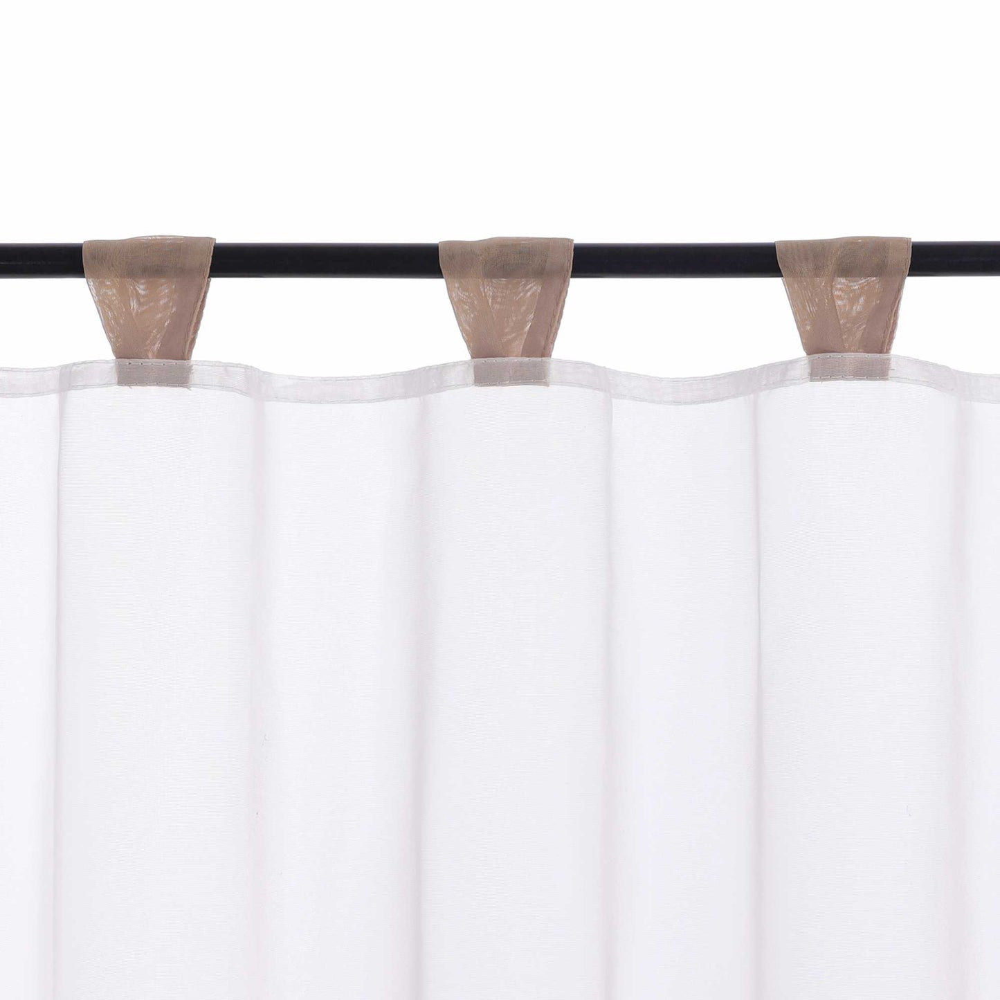 Die braunen Schlaufen werden im Detail gezeigt, während der Vorhang elegant am Vorhangstab hängt. Die dezenten Schlaufen sorgen für eine glatte Aufhängung und verleihen dem Vorhang zusätzlich Stabilität und Stil.