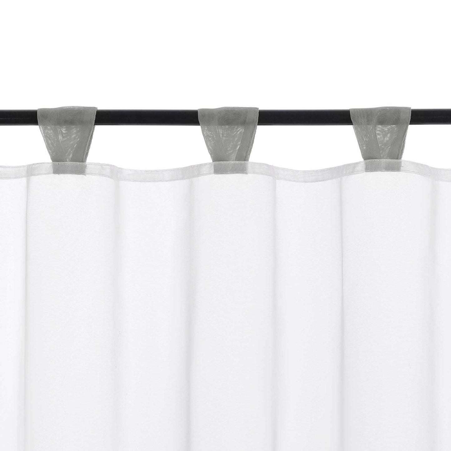 Die grauen Schlaufen werden im Detail gezeigt, während der Vorhang elegant am Vorhangstab hängt. Die dezenten Schlaufen sorgen für eine glatte Aufhängung und verleihen dem Vorhang zusätzlich Stabilität und Stil.