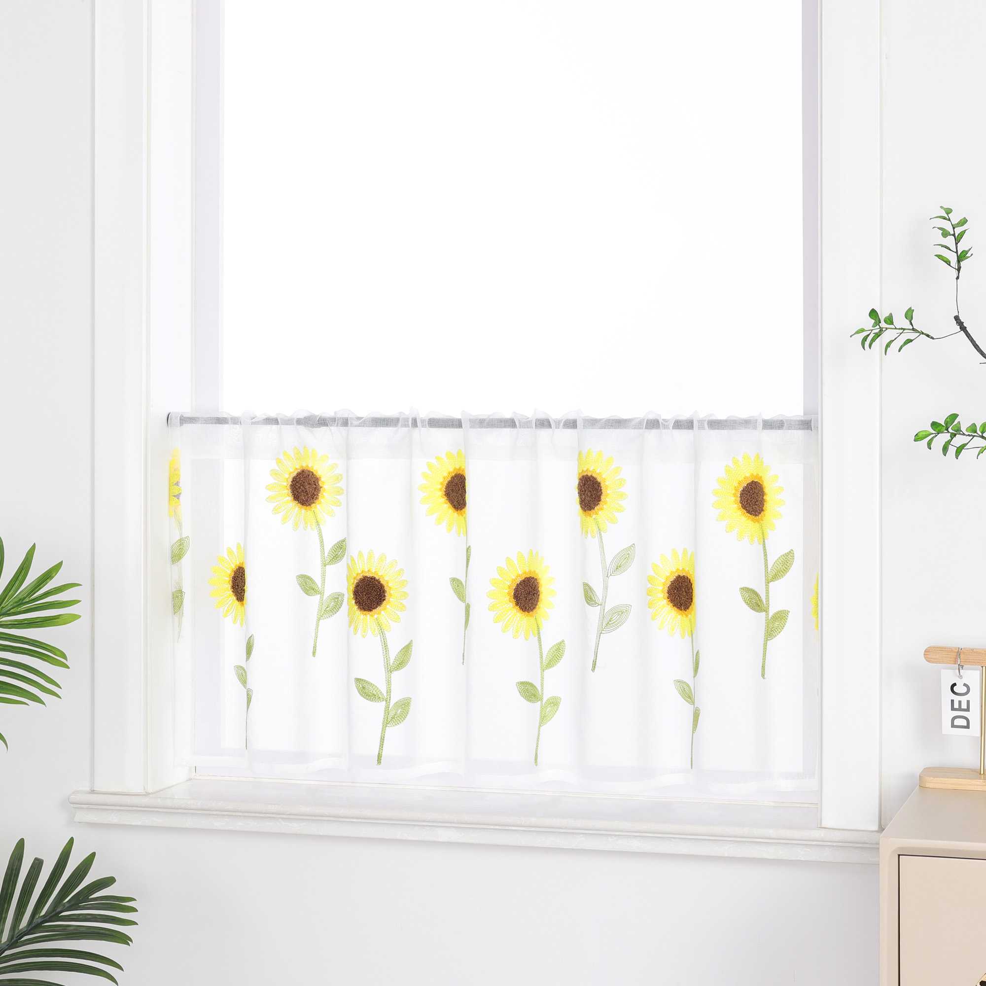Scheibengardine durch Tunnelzug mit Sonnenblume Stickerei