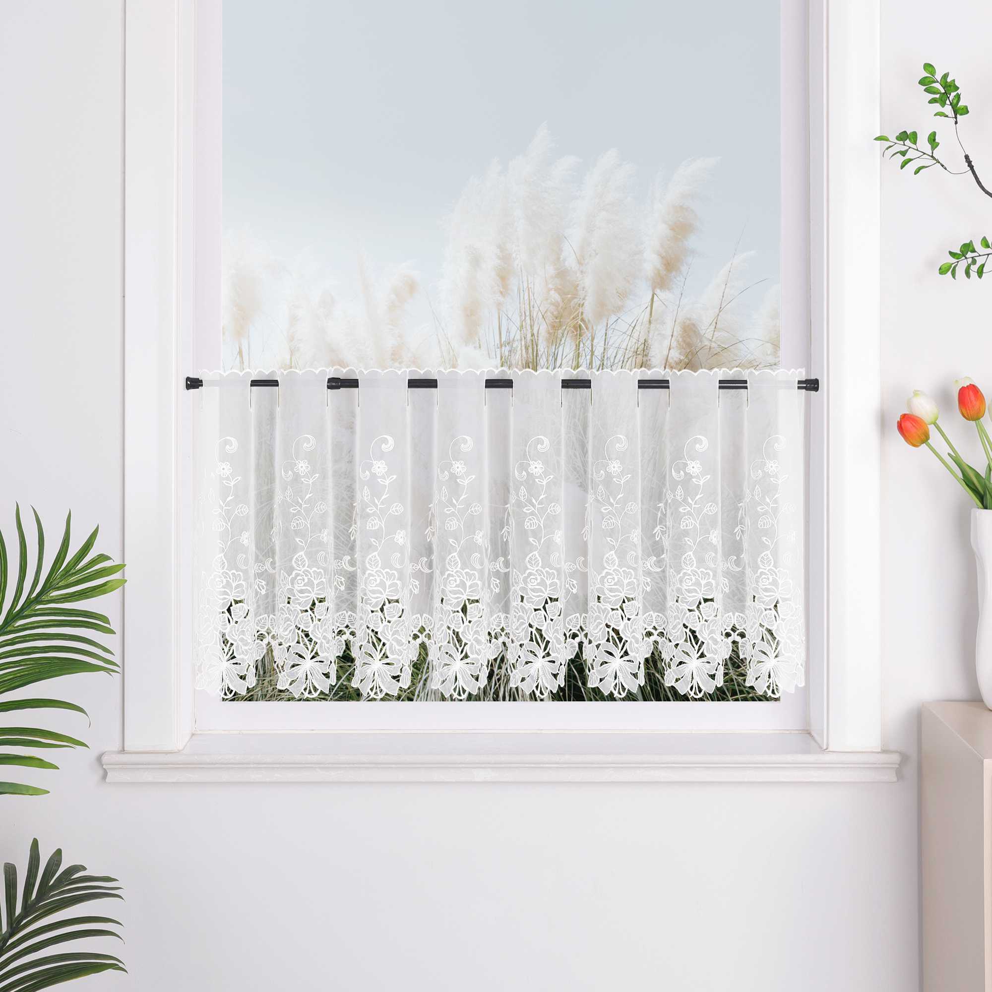 Scheibengardine mit filigranen Blumendesigns und Stangendurchzug
