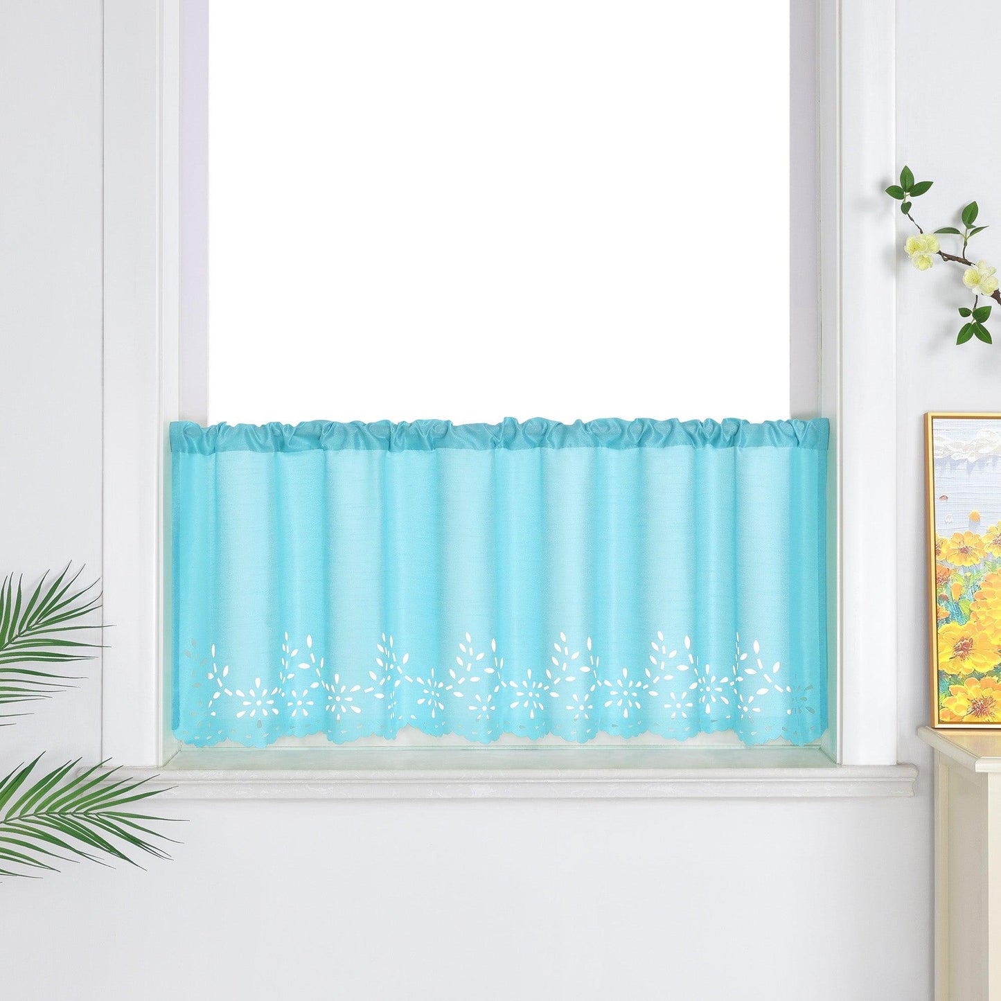 Die blaue Scheibengardine mit Lochmuster hängt sanft vor dem Fenster im Wohnzimmer. Umgeben von grünen Blättern und einer dekorativen Wandmalerei schafft sie eine ruhige und harmonische Atmosphäre.