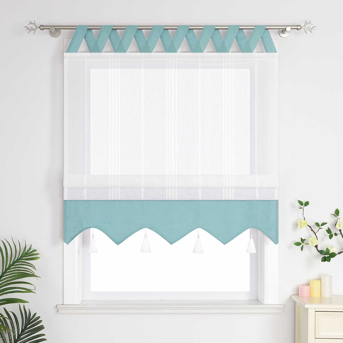 Blaue und weisse Raffrollo Gardine mit Quasten und Schlaufen, halbgeschlossene Vorhänge können Fenster nicht vollständig abdecken, - perfekt für eine stilvolle Fensterdekoration.