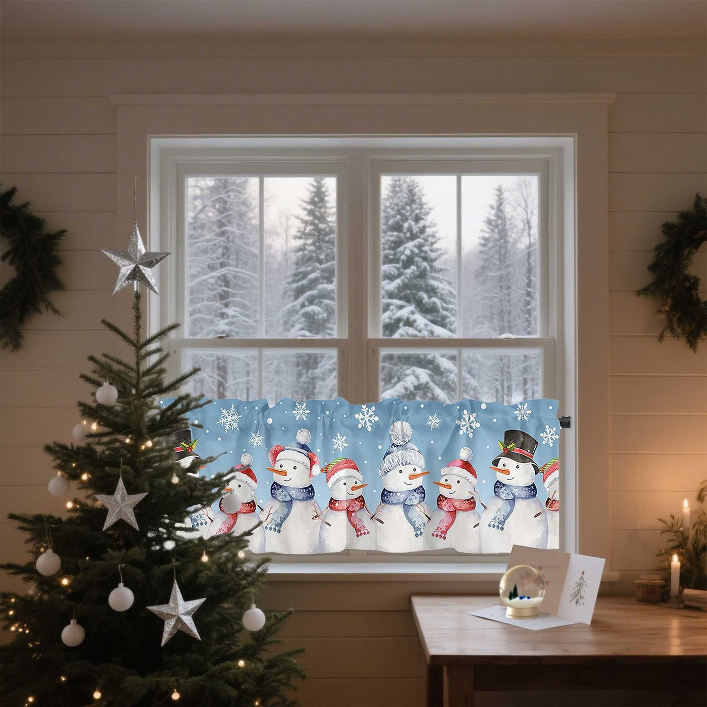 Das Bild zeigt ein gemütliches Zimmer während der Weihnachtszeit. Ein Fenster ist mit einem Vorhang verziert, auf dem eine Reihe fröhlicher Schneemänner in verschiedenen Schals und Hüten abgebildet sind. Draußen ist eine verschneite Landschaft mit hohen Bäumen zu sehen. Im Vordergrund steht ein festlich geschmückter Weihnachtsbaum mit silbernen Sternen und Kugeln, während auf dem Tisch eine kleine Weihnachtskarte und ein gläsernes Winterdekor liegen.