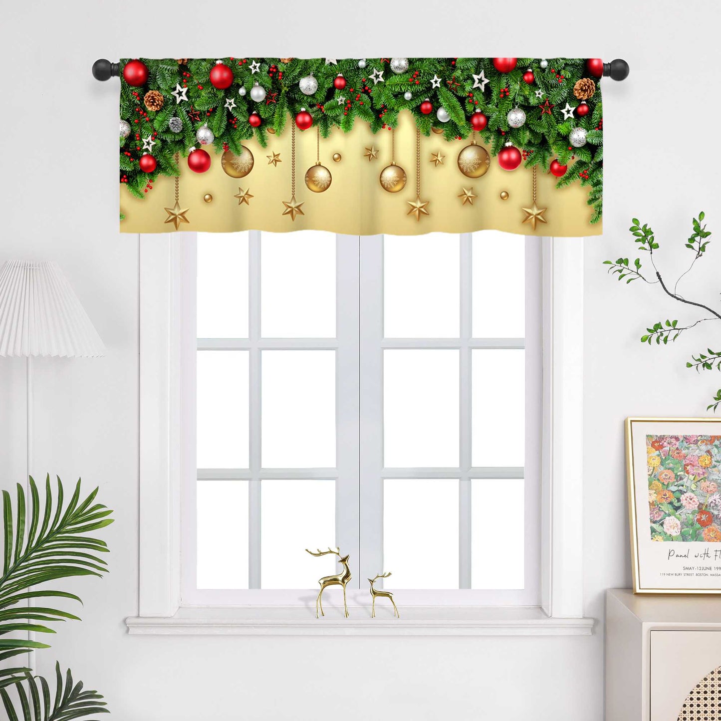 Die gelbe Weihnachts-Scheibengardine mit grünen Tannenbäumen und festlichen Weihnachtsdekorationen bringt sofort eine fröhliche Atmosphäre in den Raum. Sie hängt elegant vor einem weißen Fenster und lässt durch den Lichtschutz eine gemütliche Weihnachtsstimmung entstehen. Die weiße Wand und die grünen Pflanzen im Raum verstärken das harmonische Zusammenspiel von warmem Gelb und grünem Tannengrün – perfekt für eine festliche und einladende Weihnachtsdekoration.

