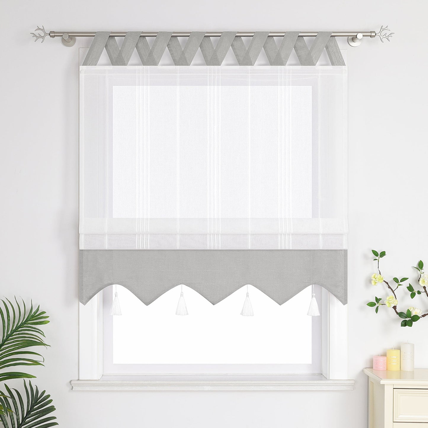 Graue und weisse Raffrollo Gardine mit Quasten und Schlaufen, halbgeschlossene Vorhänge können Fenster nicht vollständig abdecken, - perfekt für eine stilvolle Fensterdekoration.