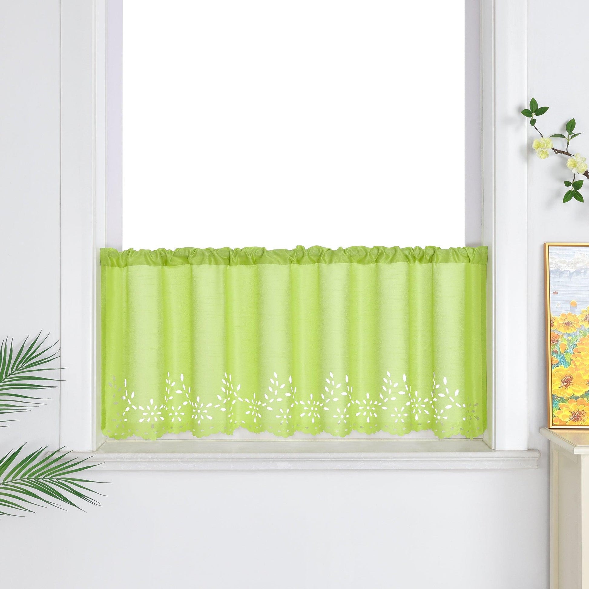 Die gruene Scheibengardine mit Lochmuster haengt im Wohnzimmer und wird von gruene Blaettern und Blumen dekoriert. Der frische Look der gruene Gardine setzt einen natuerlichen Akzent im Raum.