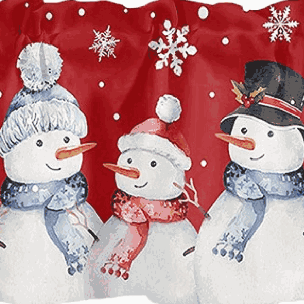 Im mittleren Bereich der roten Weihnachts-Scheibengardine befindet sich ein Schneemann mit einem festlichen roten Schal. Der Schneemann ist detailliert und lebendig gedruckt, umgeben von sanften Schneeflocken, die eine winterliche und festliche Atmosphäre schaffen. Der rote Schal und die klaren Schneeflocken fügen sich perfekt in das weihnachtliche Design ein und bringen die festliche Stimmung in den Raum.