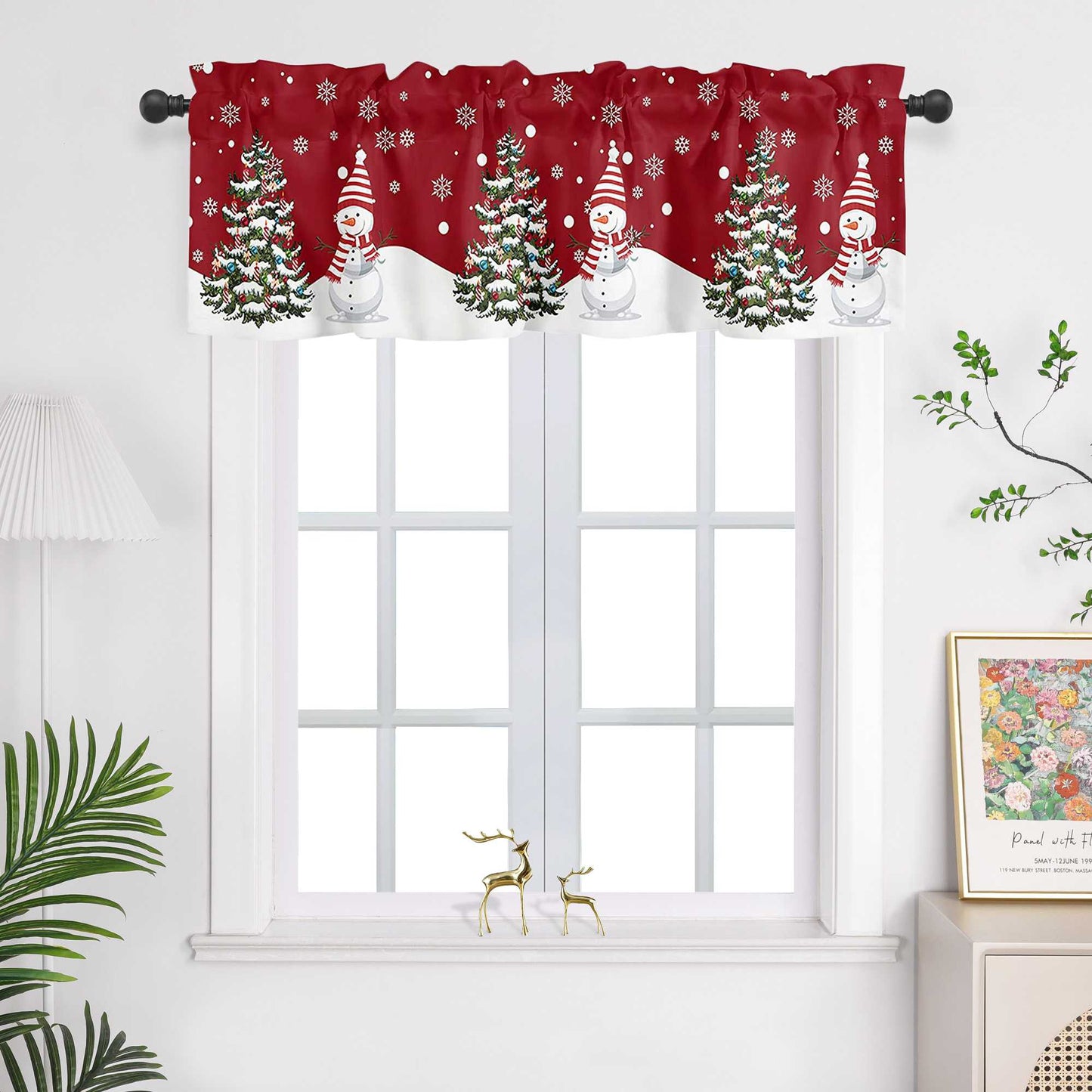 Diese rote Weihnachts-Scheibengardine mit festlich gestalteten Weihnachtsbaum- und Schneemann-Motiven bringt sofort eine warme, weihnachtliche Atmosphäre in Ihr Zuhause. Der rote Hintergrund hebt die detaillierten Schneemänner und den Weihnachtsbaum hervor, die von kleinen, zarten Schneeflocken umgeben sind, die sanft durch den Stoff gleiten. Die Lichtschutzgardine hängt vor einem weißen Fenster, und die weiße Wand sowie die grünen Pflanzen im Raum ergänzen das Design perfekt und schaffen eine harmonische u