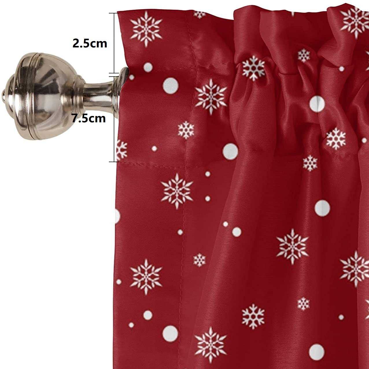 Der Stangendurchzug der roten Weihnachts-Scheibengardine ist 7,5 cm lang, was eine mühelose Befestigung der Gardine an der Stange ermöglicht. Die Öffnung ist präzise und gleichmäßig genäht, sodass die Gardine stabil hängt und sich problemlos anbringen lässt. Diese Länge sorgt für einen sicheren Halt und eine gleichmäßige Drapierung, damit Ihre festliche Fensterdekoration perfekt zur Geltung kommt.