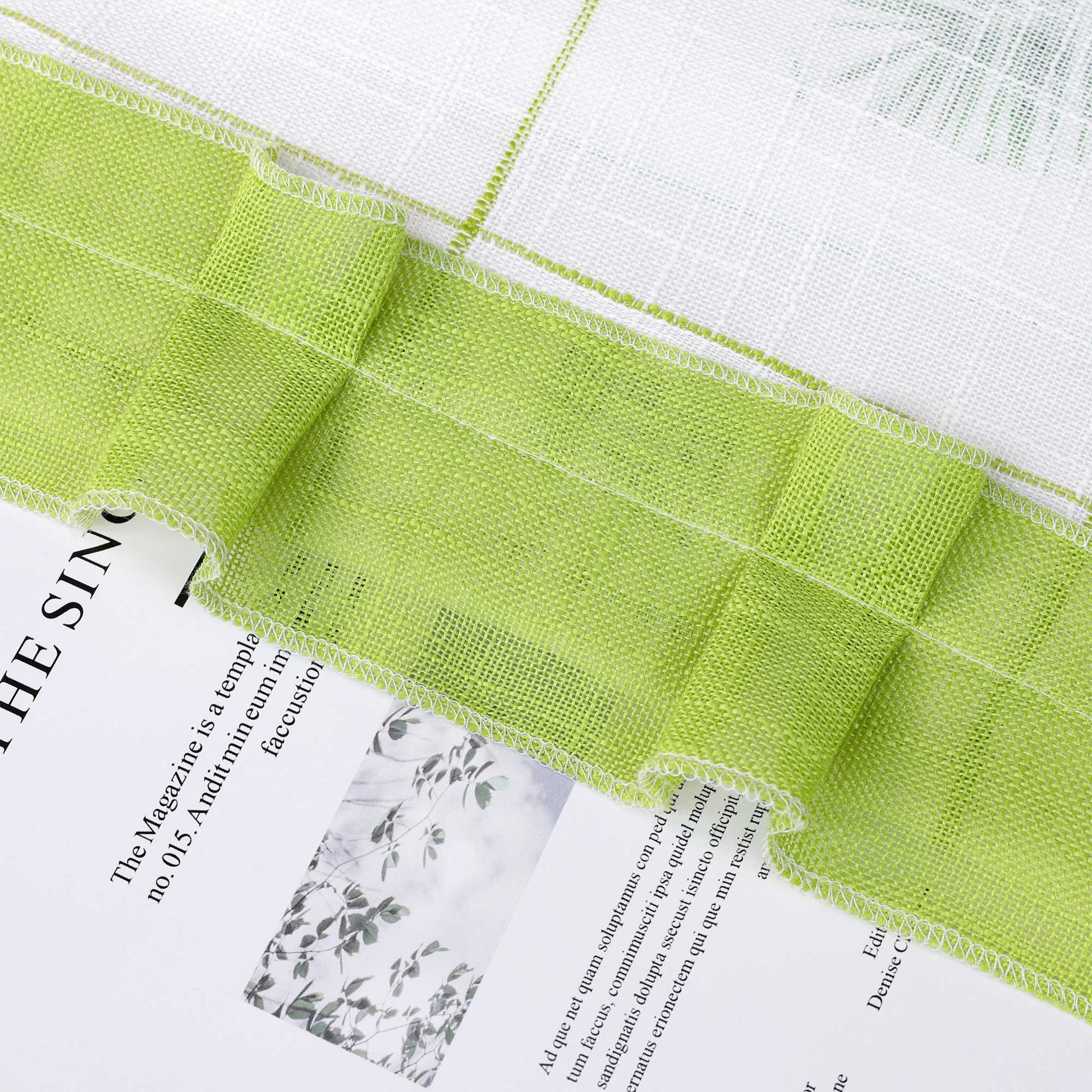 
Dies ist ein grüner gefältelter Dekorierband, dessen Material Polyester ist. Es hat feine Nahten am Rand und regelmäßige Faltenstrukturen, mit einer frischen Farbe.