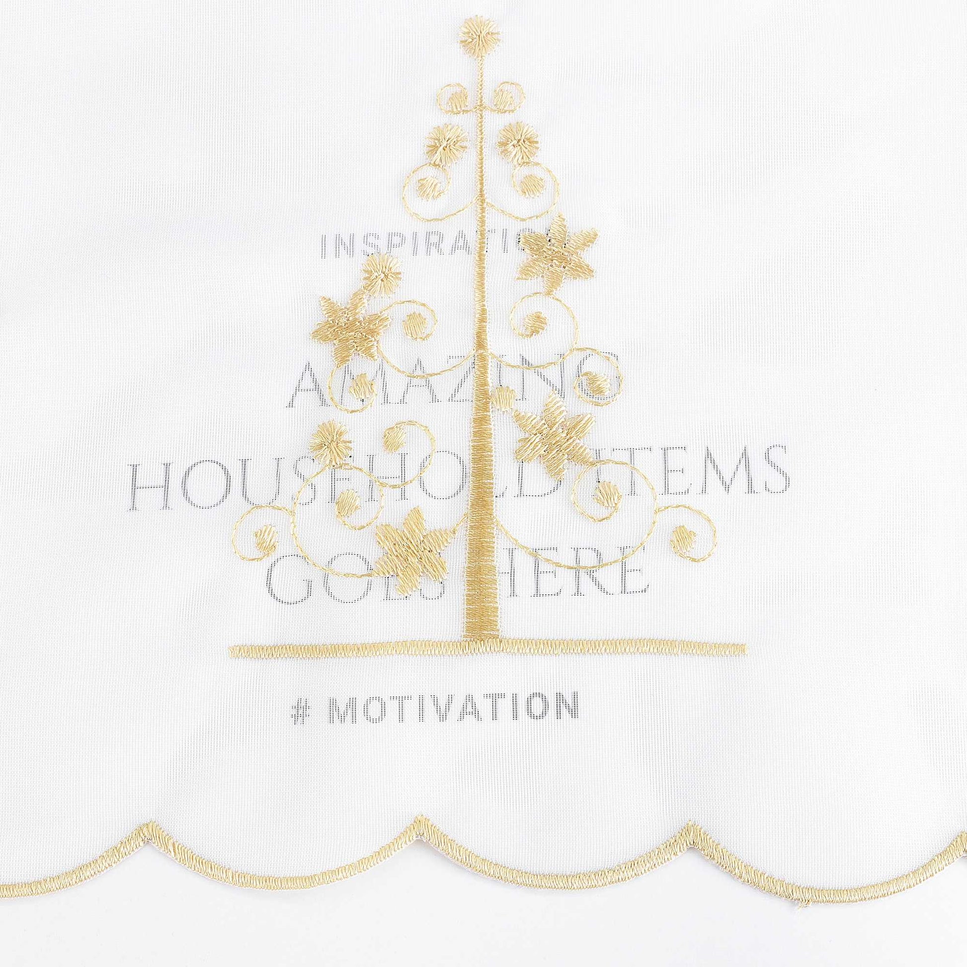 Die goldene Weihnachtsbaum-Stickerei ist mit gleichmäßigen Stichen und fein ausgearbeiteten Details gefertigt, was das Design besonders edel und festlich macht.