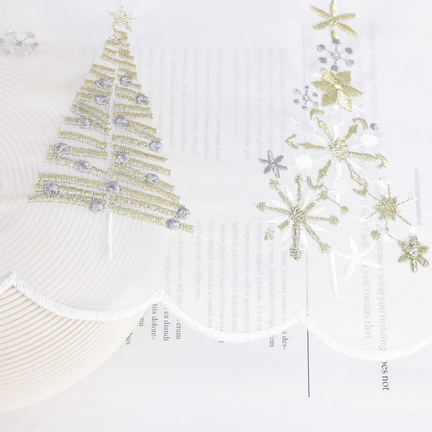 Die Vorderseite des liebevoll gestickten Weihnachtsmotivs überzeugt durch saubere, gleichmäßige Stiche und eine hochwertige Verarbeitung – keine überstehenden Fäden, nur festliche Eleganz im Detail.