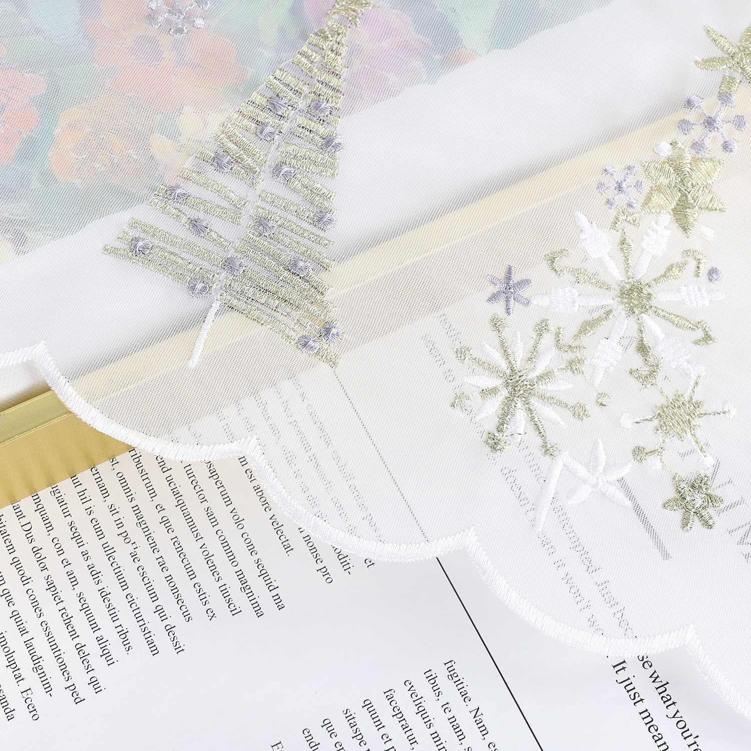 Die Rückseite des gestickten Weihnachtsmotivs zeigt eine präzise Verarbeitung – gleichmäßige, saubere Stiche und keine losen Fäden sorgen für ein hochwertiges Gesamtbild.