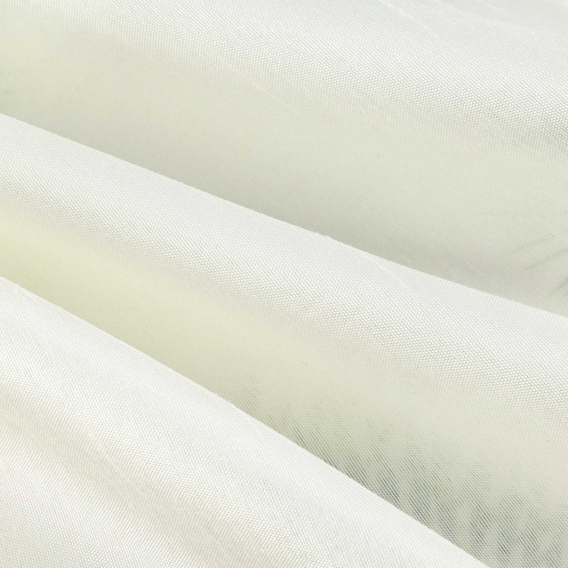 Der beige Stoff liegt glatt auf dem Tisch – weich und geschmeidig wie Seide.