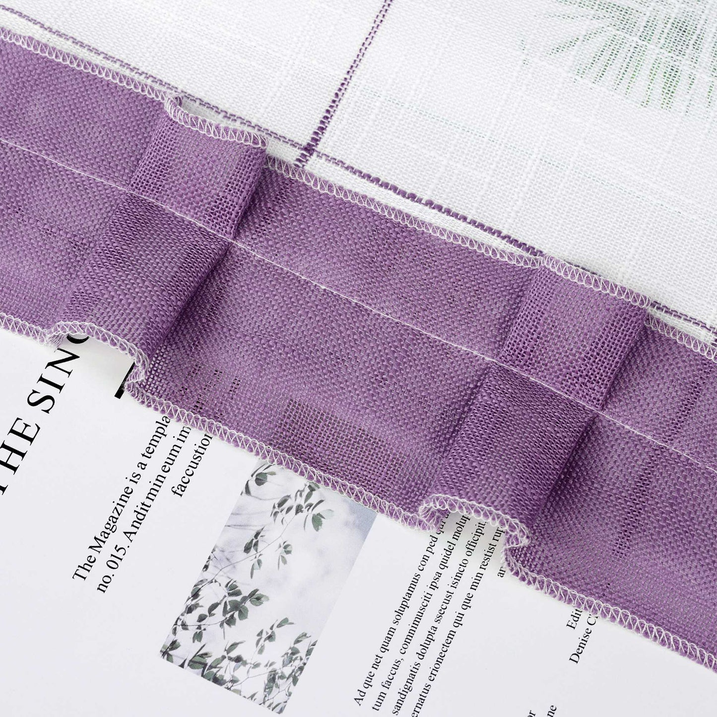 Dies ist eine violette Stoffborte. Das Material scheint Leinen zu sein und weist Faltenstrukturen auf. Die Ränder sind sorgfältig genäht. Eine solche Borte kann für Haushaltsartikel wie Gardinen verwendet werden und verleiht Details einen schönen Look.