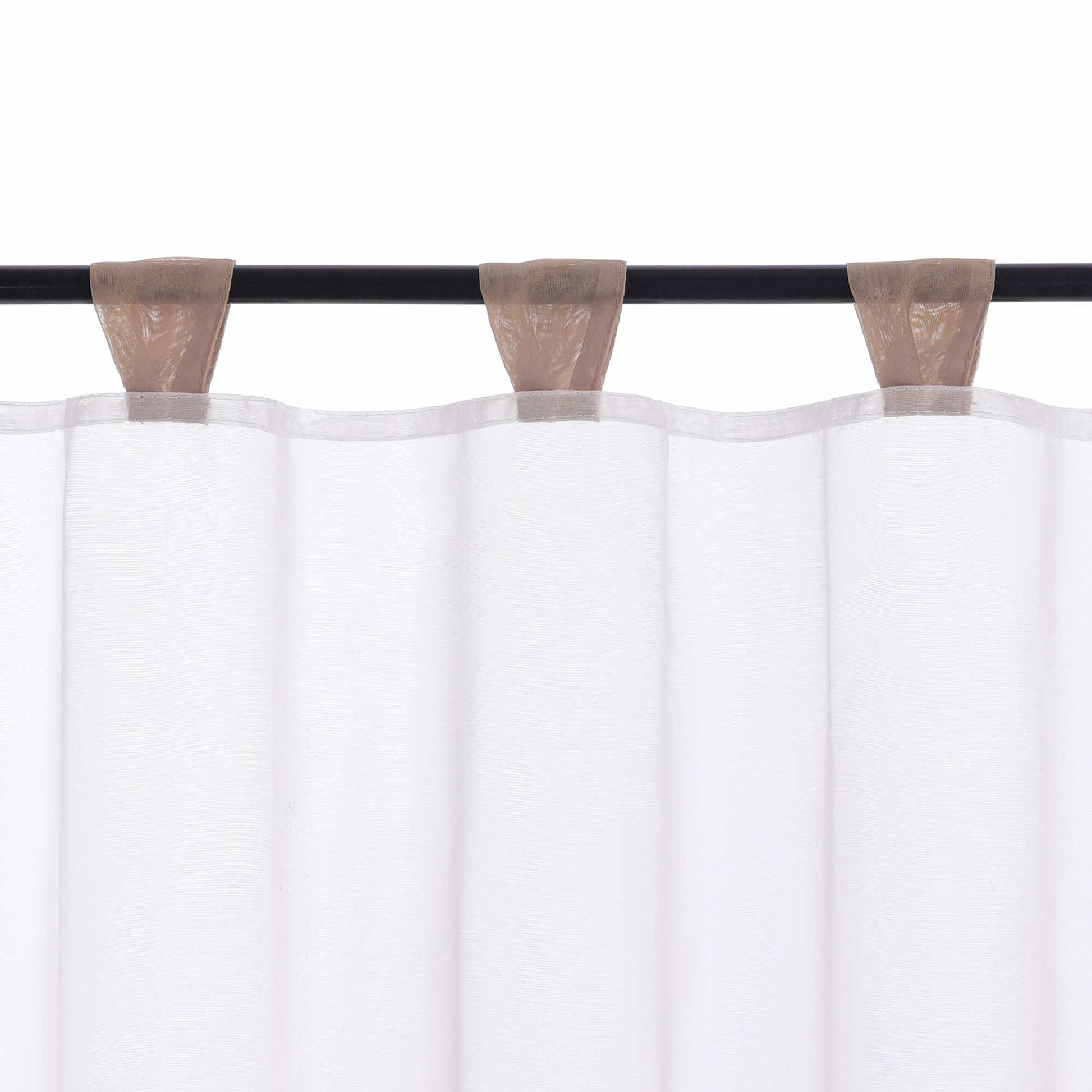 Die braunen Schlaufen werden im Detail gezeigt, während der Vorhang elegant am Vorhangstab hängt. Die dezenten Schlaufen sorgen für eine glatte Aufhängung und verleihen dem Vorhang zusätzlich Stabilität und Stil.