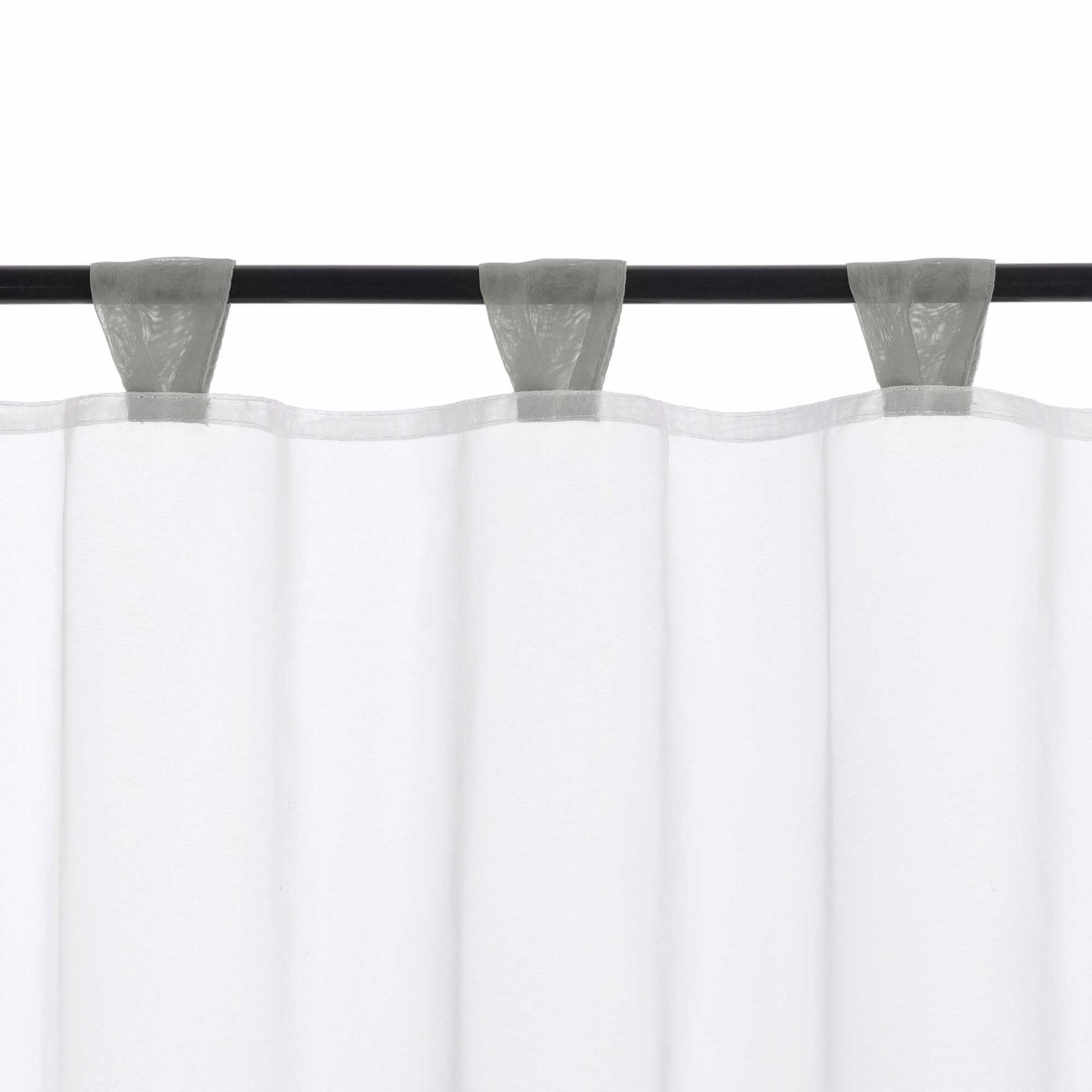 Die grauen Schlaufen werden im Detail gezeigt, während der Vorhang elegant am Vorhangstab hängt. Die dezenten Schlaufen sorgen für eine glatte Aufhängung und verleihen dem Vorhang zusätzlich Stabilität und Stil.