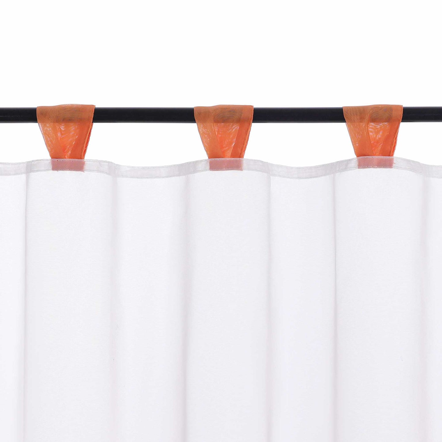 Die orange Schlaufen werden im Detail gezeigt, während der Vorhang elegant am Vorhangstab hängt. Die dezenten Schlaufen sorgen für eine glatte Aufhängung und verleihen dem Vorhang zusätzlich Stabilität und Stil.