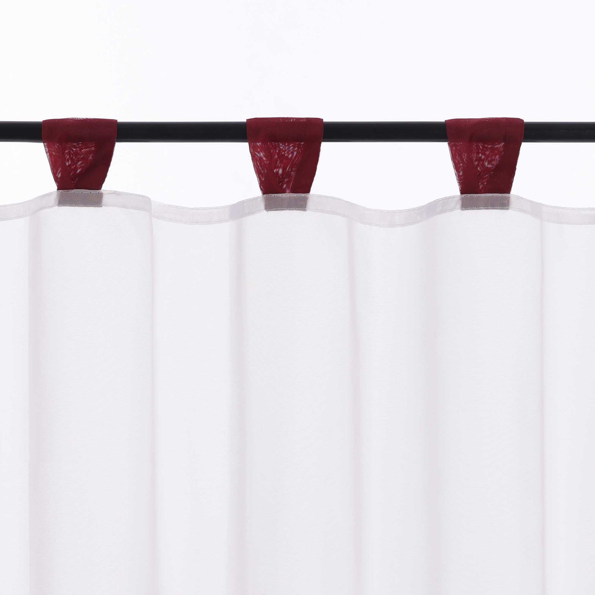 Die weinrot Schlaufen werden im Detail gezeigt, während der Vorhang elegant am Vorhangstab hängt. Die dezenten Schlaufen sorgen für eine glatte Aufhängung und verleihen dem Vorhang zusätzlich Stabilität und Stil.