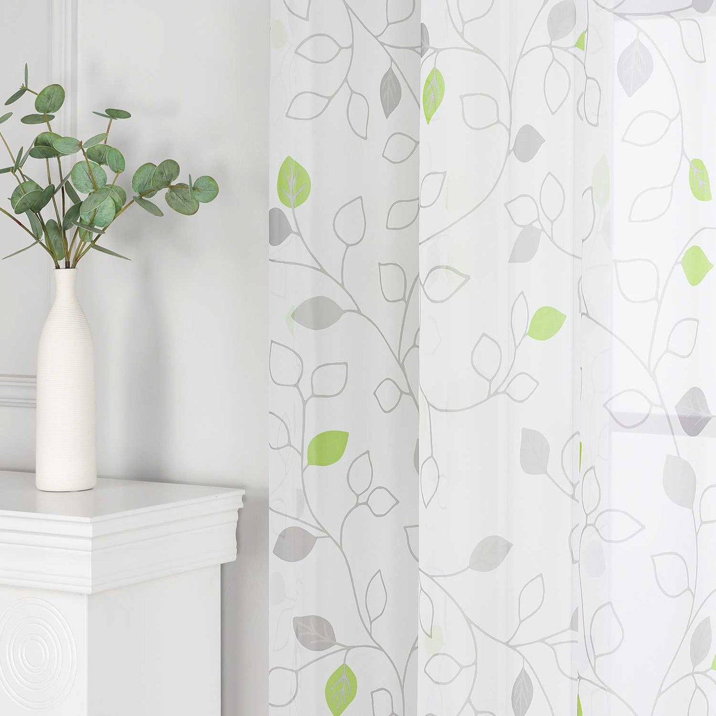 Dieser weiße Voile-Vorhang mit grünen und grauen Blättern sowie Rankenmustern schafft eine frische, natürliche Atmosphäre. Er eignet sich perfekt für Wohnzimmer oder Schlafzimmer und bringt Wärme und Komfort in den Raum.