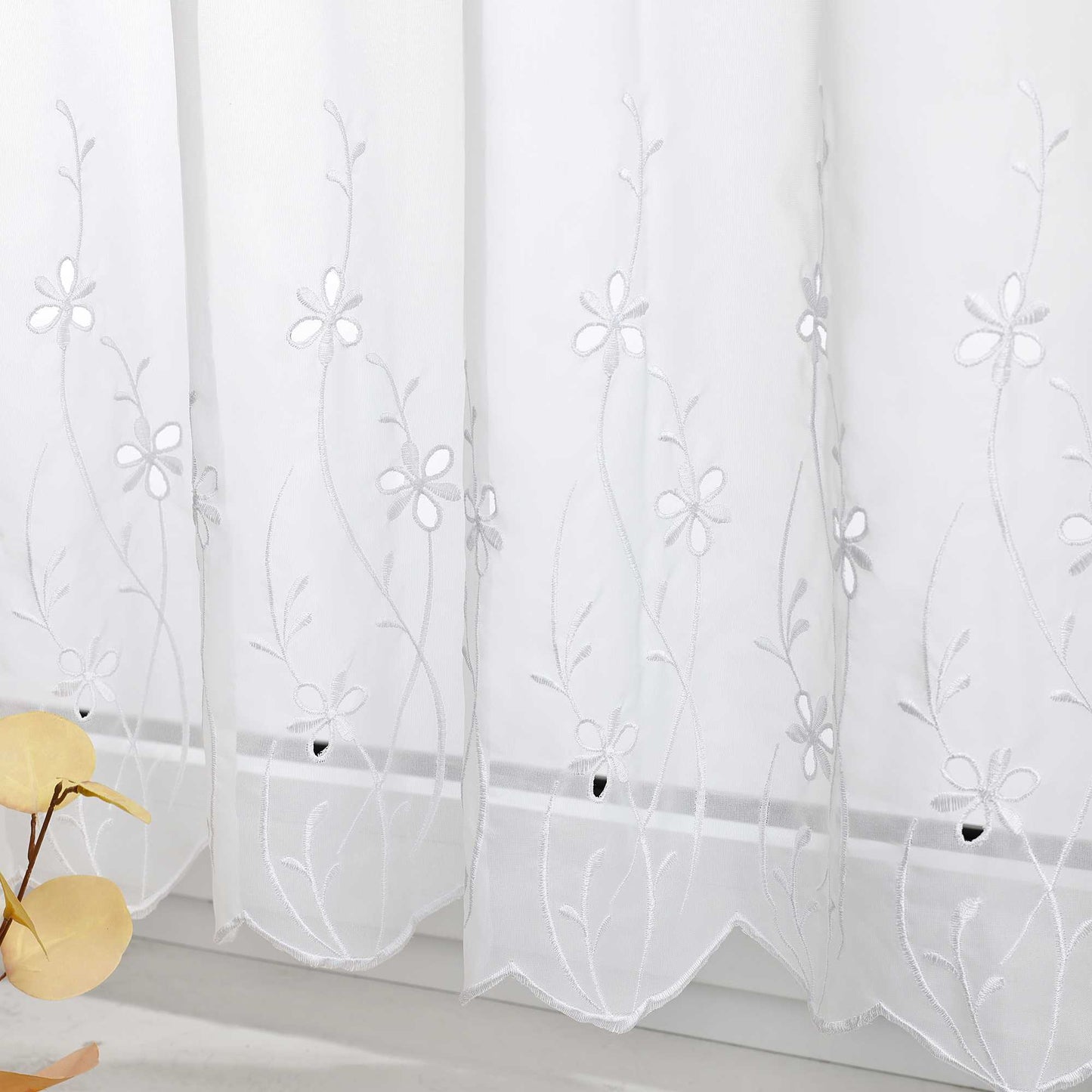 Dies ist ein weißer, bestickter Voile-Vorhang. Der Voile-Stoff ist leicht und atmungsaktiv, mit feinen Blumen- und Rankenmustern, die mit Seidenfäden gestickt sind. Das Design ist detailliert und elegant, perfekt für jedes stilvolle Fenster.