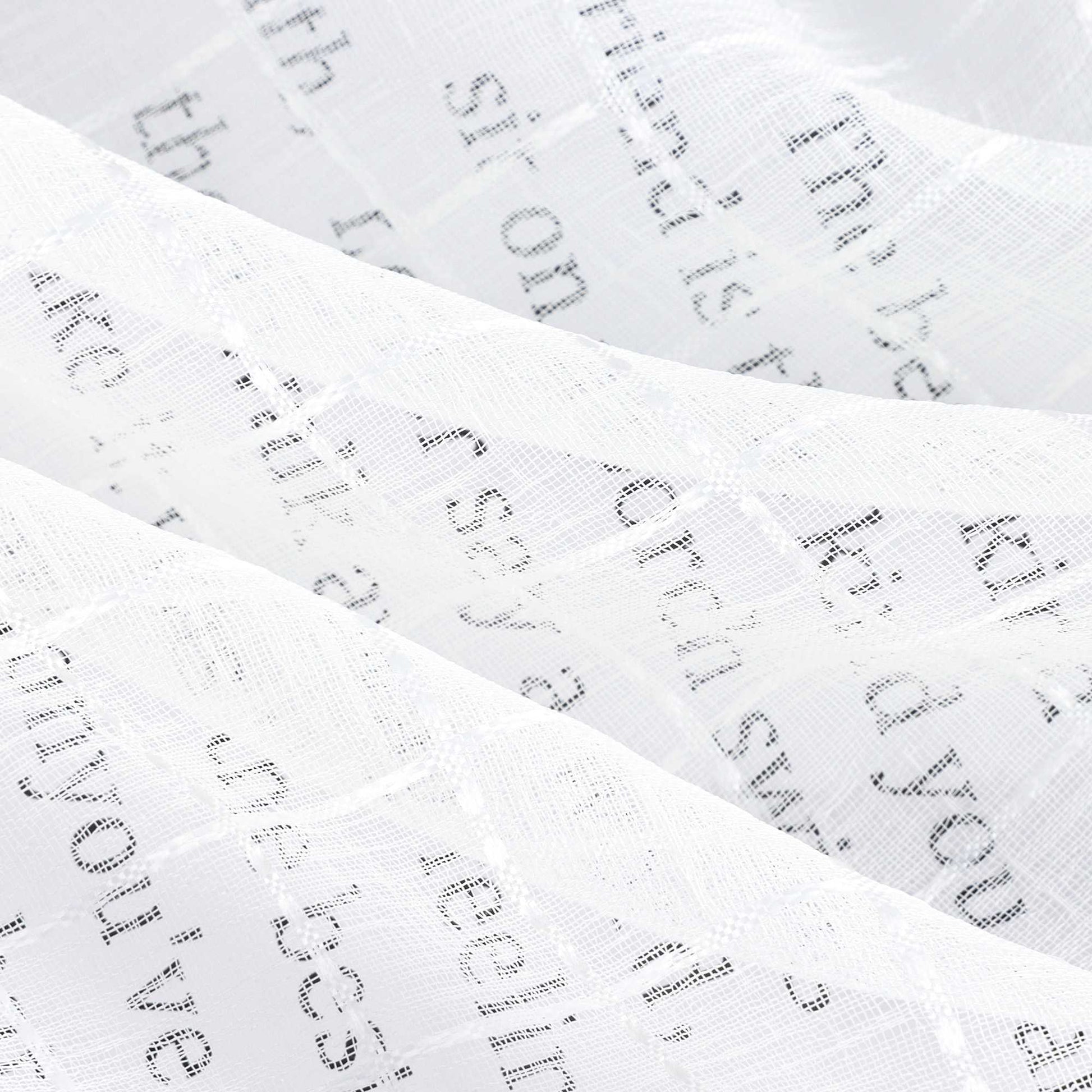 Der weiße, transparente Stoff zeigt eine feine Gitterstruktur. Durch das Material sind darunterliegende englische Textzeilen gut lesbar, was die hohe Licht- und Sichtdurchlässigkeit unterstreicht.